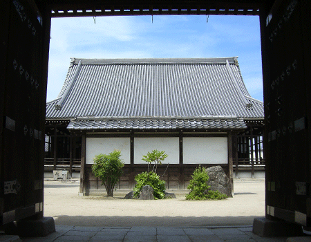 本願寺西山別院　門から見た本堂