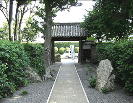 東福寺 墓地 荘厳院墓地　庫裏から見た山門